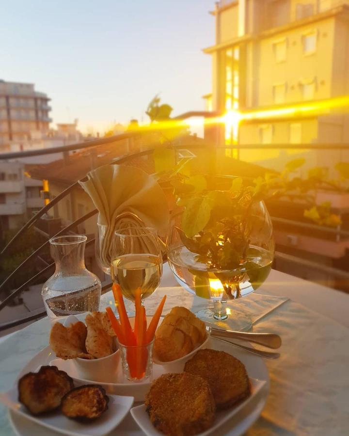 Hotel Romantica Rimini Kültér fotó