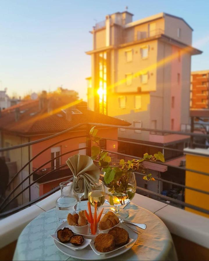 Hotel Romantica Rimini Kültér fotó