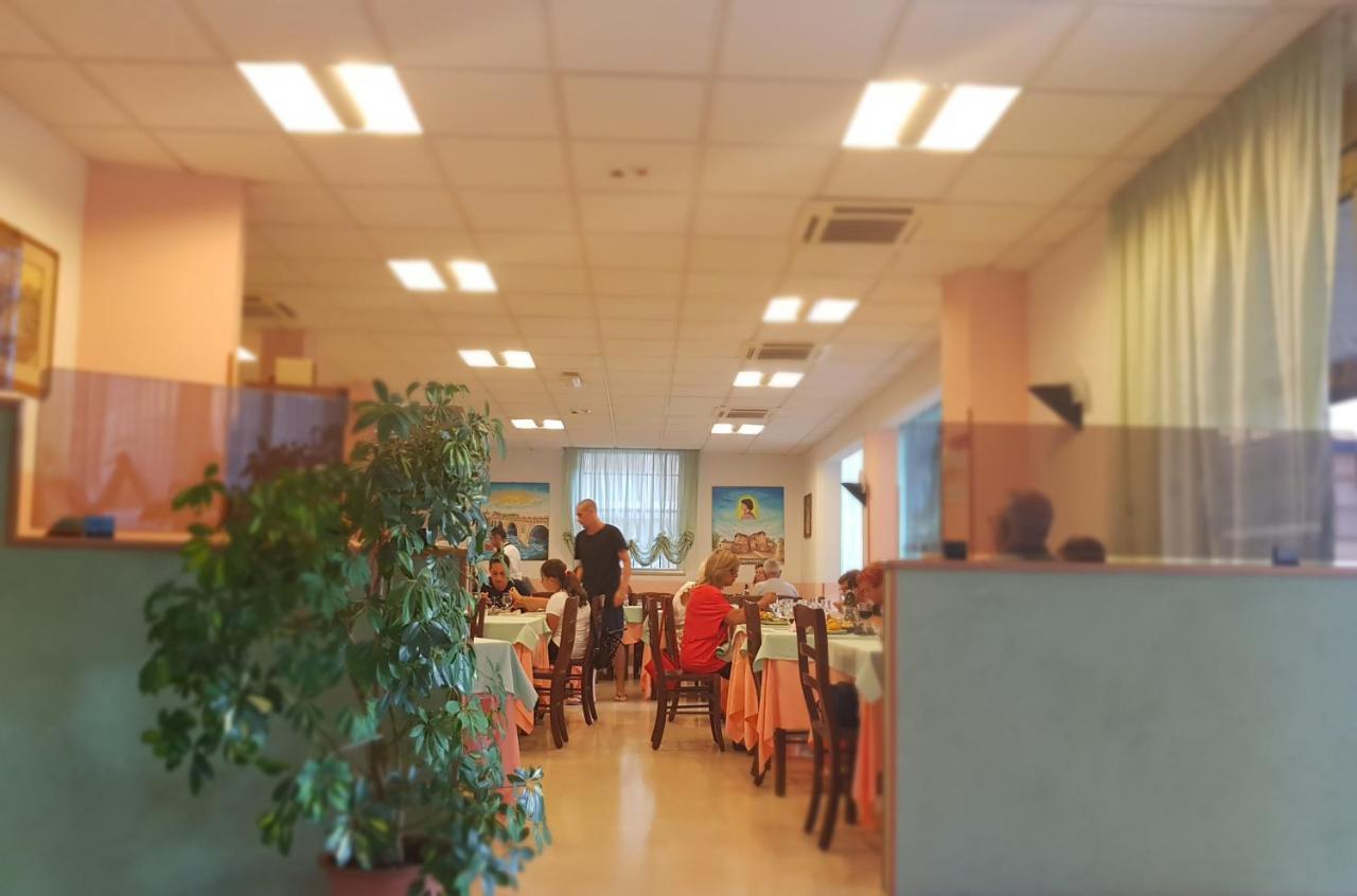 Hotel Romantica Rimini Kültér fotó