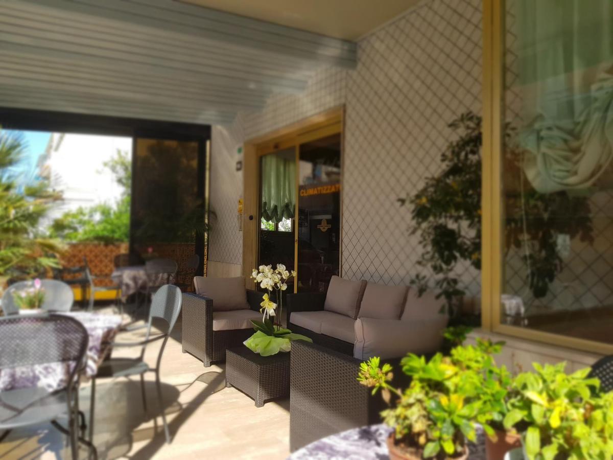 Hotel Romantica Rimini Kültér fotó